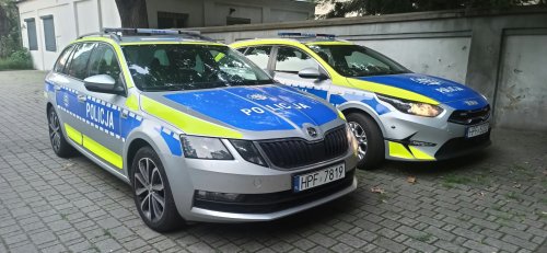 Radiowozy policyjne i pojazdy służb mundurowych na planie filmowym