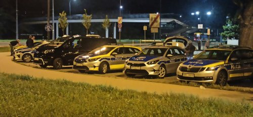 Radiowozy policyjne i pojazdy służb mundurowych na planie filmowym