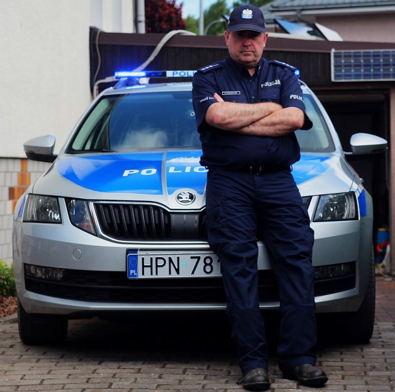 Radiowóz filmowy z mundurowym statystą